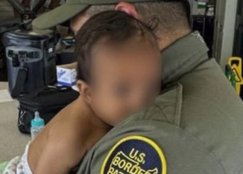 Madre y bebé desaparecidos en Michigan son encontrados caminando descalzos en un rancho de Texas